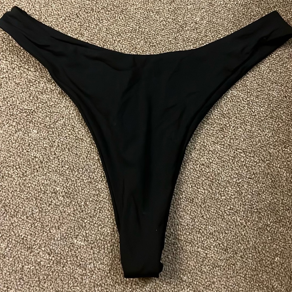 Monday Swimwear Bottoms medium
